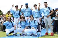 ヒーローズウォークに登場した（前列左から）伊藤、水野、田宮、（後列同）清宮幸、レイエス、北山、万波（撮影・伊藤笙子）