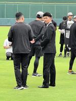 巨人から西武へのトレードが発表された若林（手前右）