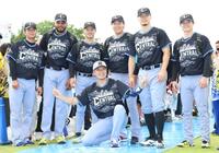ヒーローズウォークに登場した（後列左から）高橋、ドリス、坂本、大山、佐藤輝、中野と、阪神のユニホームを着た大野（撮影・伊藤笙子）