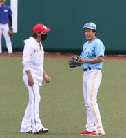 新庄監督（左）は柳田と話し込む（撮影・山口登）