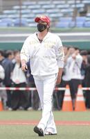 グラウンドに姿を見せる新庄監督（撮影・西田忠信）
