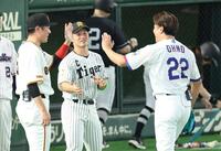 大野を迎える坂本勇人と坂本誠志郎＝２８日