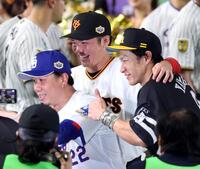 試合後、笑顔で写真に納まる（左から）大野、坂本、柳田＝２８日