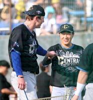 打撃練習で柵越えを連発したＤｅＮＡ・レイノルズ（左）とグータッチする阪神・大山（撮影・伊藤笙子）