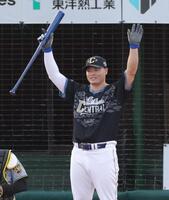 ＨＲダービー決勝で優勝し、バンザイする細川（撮影・西岡正）