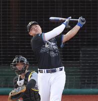 ＨＲダービー決勝で本塁打を放つ細川（撮影・西岡正）