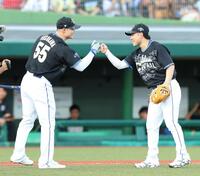 ホームランダービーを制し、打撃投手を務めた村松（右）とグータッチする細川（撮影・伊藤笙子）