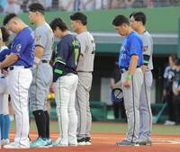 試合前、黙とうをする藤川監督（右）ら（撮影・西田忠信）