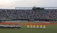 地震で被災された熊本の人々に向かって黙とうする両チームナイン（撮影・西岡正）