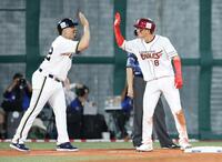 ２回、二盗を決め、さらに悪送球間に三塁へ進み、マチャド（左）とハイタッチする辰己（撮影・伊藤笙子）