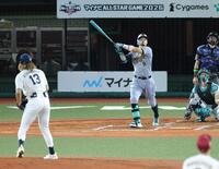 ３回、左越えソロを放つ佐藤輝（撮影・西岡正）