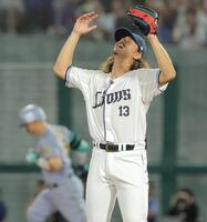 ３回、佐藤輝（奥）にソロを浴びた高橋光（撮影・西田忠信）