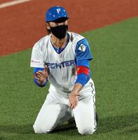４回、ダブルスチールで得点し喜ぶ新庄監督（撮影・山口登）
