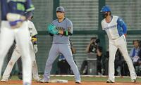 ４回、若月（左）に声をかける新庄監督（撮影・西田忠信）