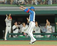 ４回、若月が本盗を決め喜ぶ新庄監督（撮影・西田忠信）