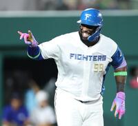 ５回、左越えソロを放ち、笑顔を見せるレイエス（撮影・伊藤笙子）