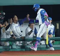 ５回、左越えにソロを放ち、万波とタッチを交わすレイエス（撮影・西岡正）