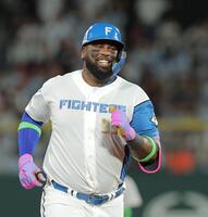 ５回、勝ち越しソロを放ち笑顔を見せるレイエス（撮影・西田忠信）