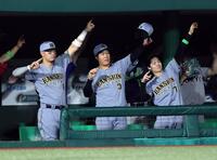 ９回、二塁打を放ったキャベッジと同じポーズを決める（左から）佐藤輝、大山、中野（撮影・伊藤笙子）