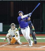 ６回、中越えに２ランを放つ細川（撮影・西岡正）
