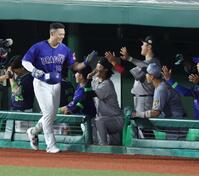 ６回、２ランを放ち、ナインとタッチを交わす細川（撮影・西岡正）