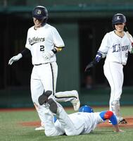 ４回、本盗を決めるも滑り込まなかった若月（左）にずっこける新庄監督（下）＝撮影・伊藤笙子