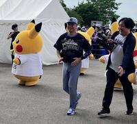 阪神のユニホームで球場入りする大野（中央）