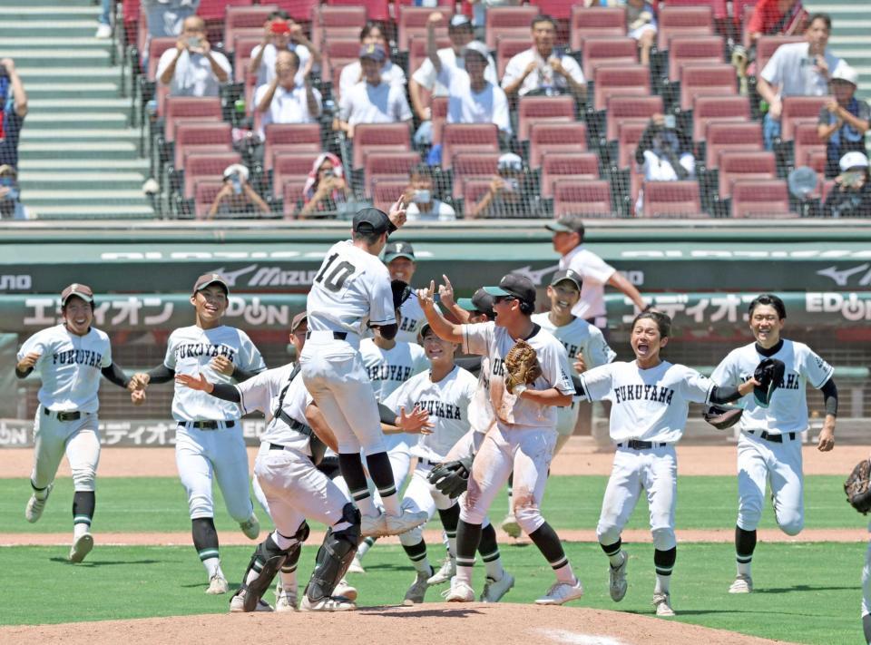 甲子園初出場を決め、歓喜する福山ナイン（撮影・北村雅宏）