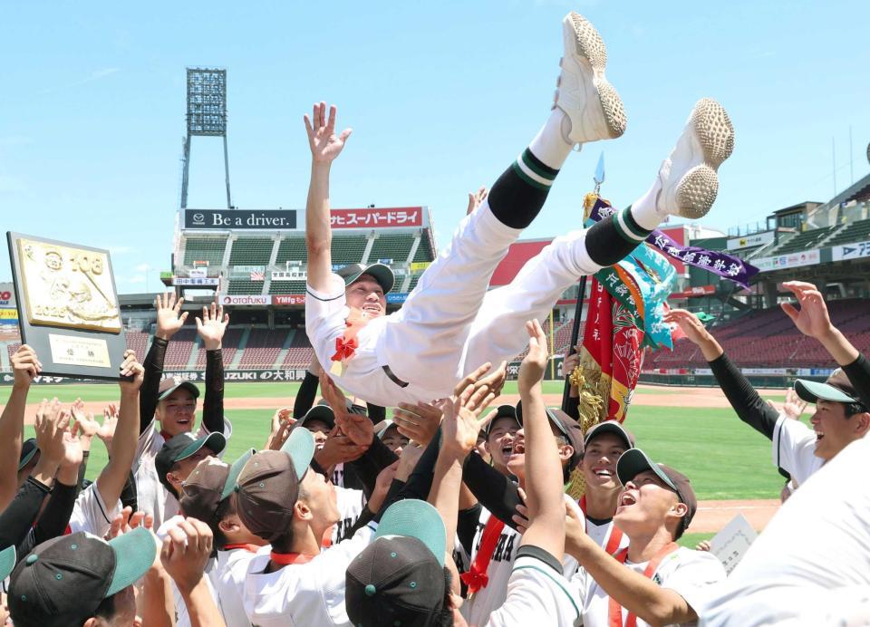 胴上げされる小田監督