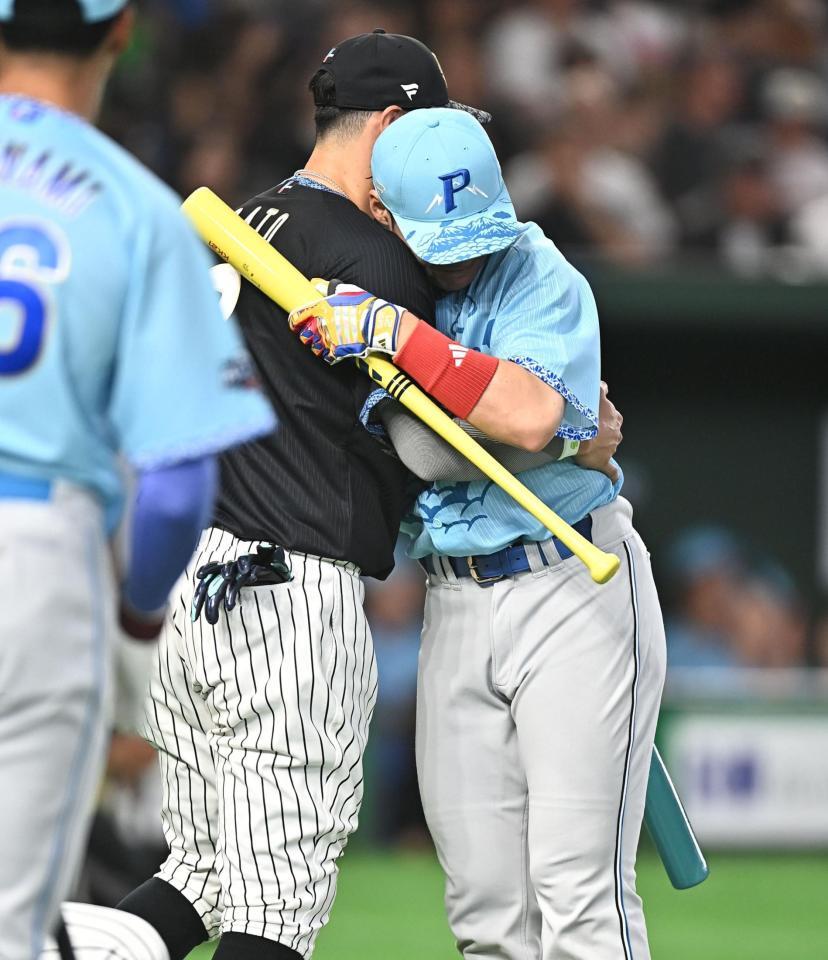 ホームランダービーで対戦した清宮幸（右）と抱き合って健闘をたたえ合う佐藤輝（撮影・開出牧）