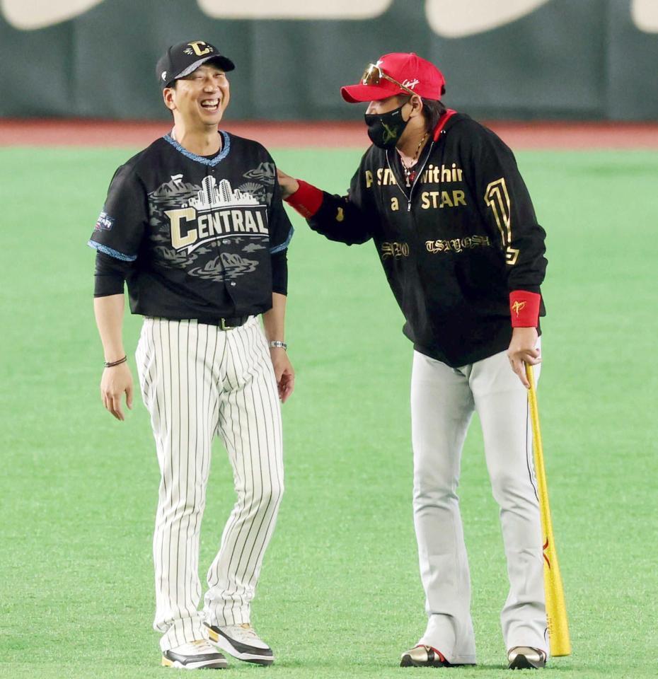 　試合前に談笑する藤川監督（左）と新庄監督