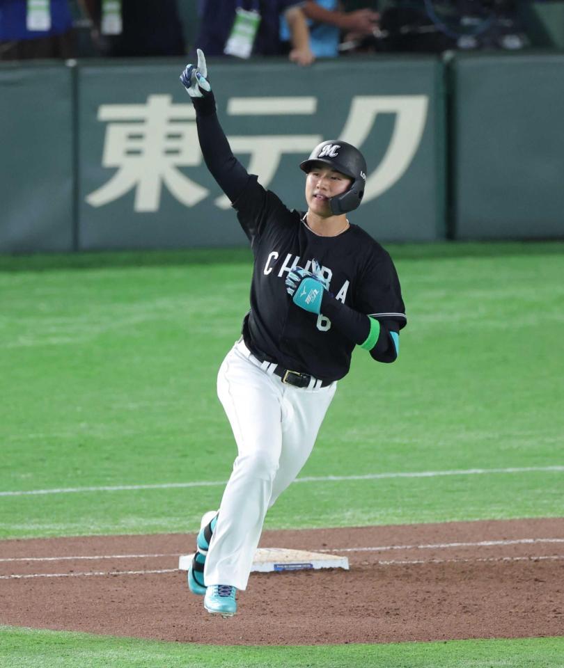 　８回、２ランを放ち手を突き上げる西川史