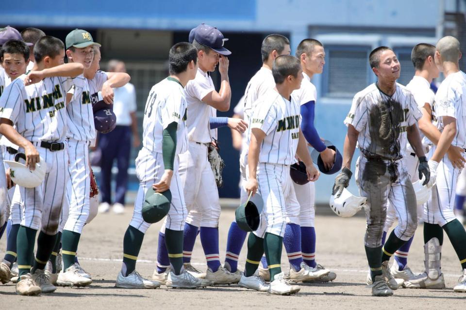 　肩を落として引き揚げる箕面学園ナイン