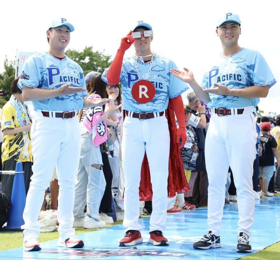 ヒーローズウォークに登場した（左から）藤平、辰己、村林（撮影・伊藤笙子）