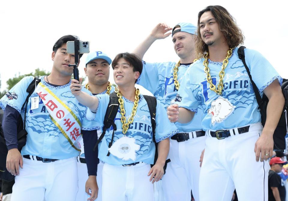 ヒーローズウォークに登場した（左から）岩城、平良、滝沢、ネビン、高橋光（撮影・伊藤笙子）