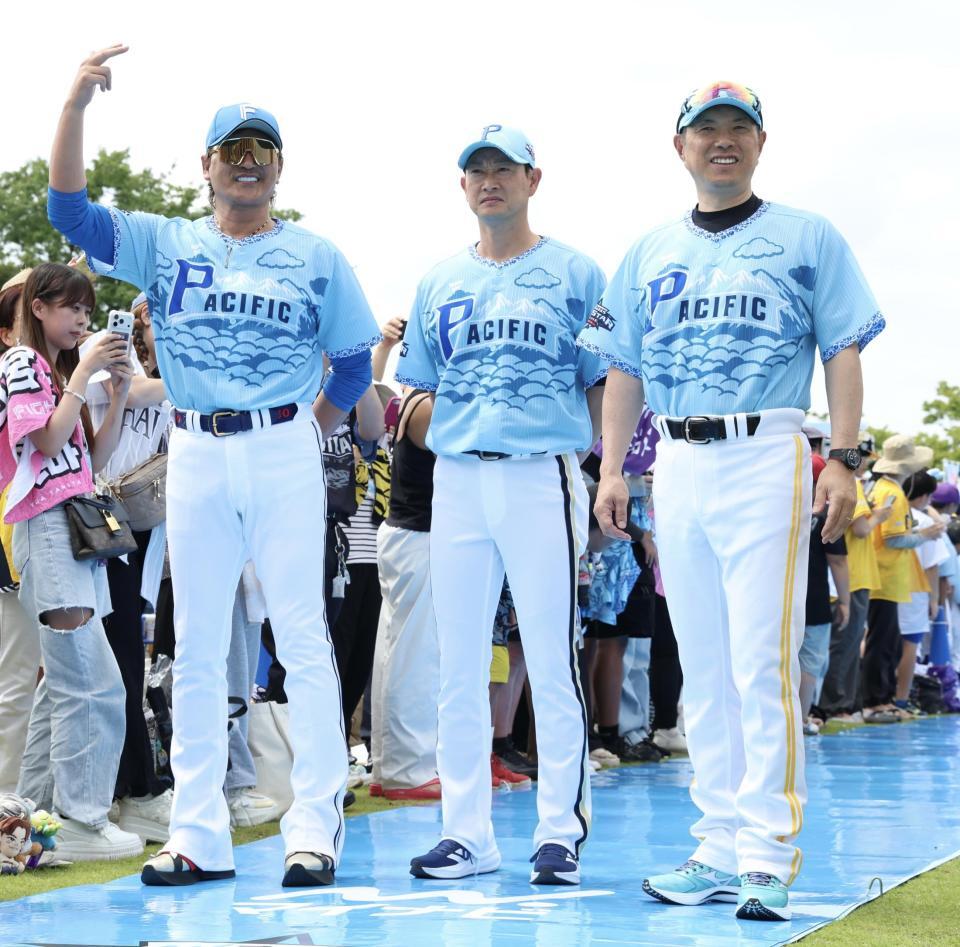 ヒーローズウォークに登場した（左から）新庄監督、小久保監督、岸田監督（撮影・伊藤笙子）