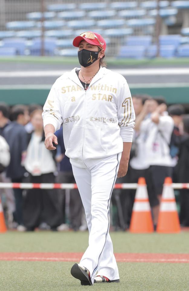グラウンドに姿を見せる新庄監督（撮影・西田忠信）