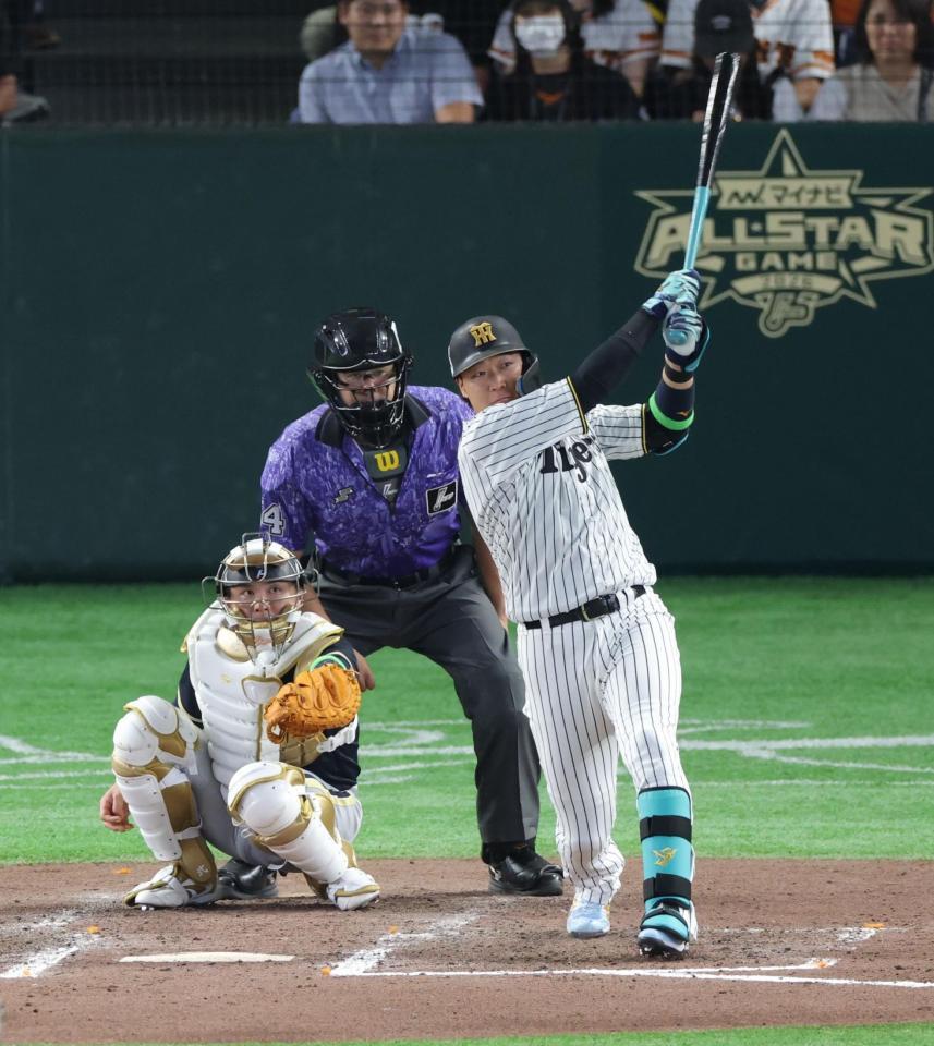 ８回、２ランを放つ大山＝２８日