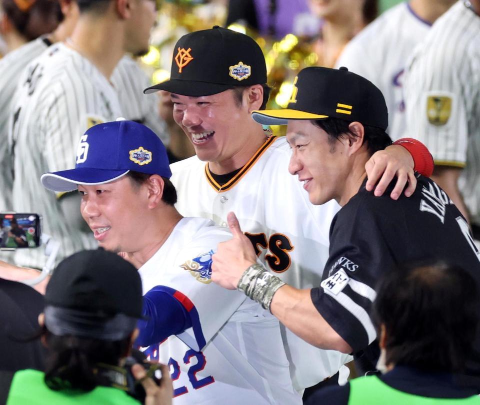 試合後、笑顔で写真に納まる（左から）大野、坂本、柳田＝２８日
