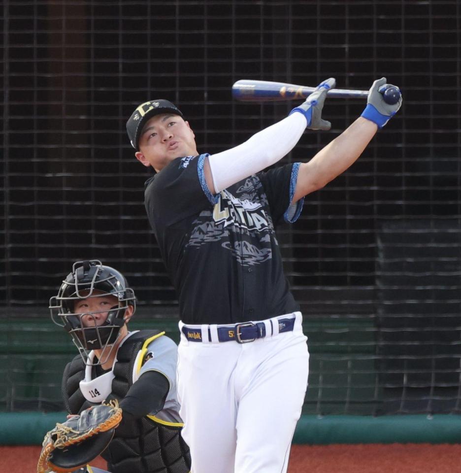 ＨＲダービー決勝で本塁打を放つ細川（撮影・西岡正）