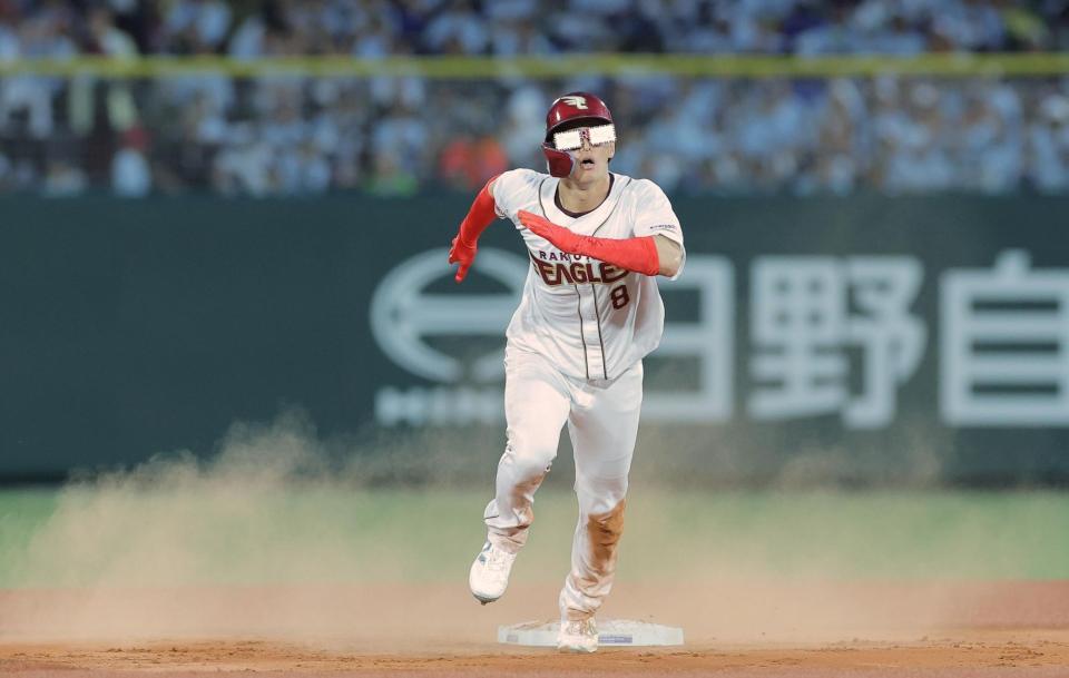 ２回、二盗を決め、三塁を狙う辰己（撮影・西田忠信）