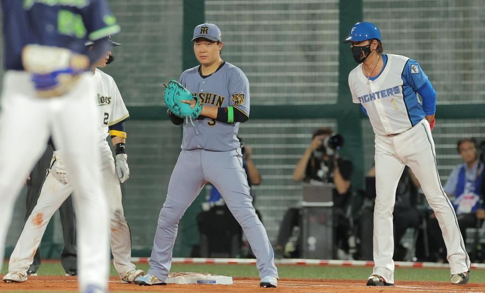 ４回、若月（左）に声をかける新庄監督（撮影・西田忠信）