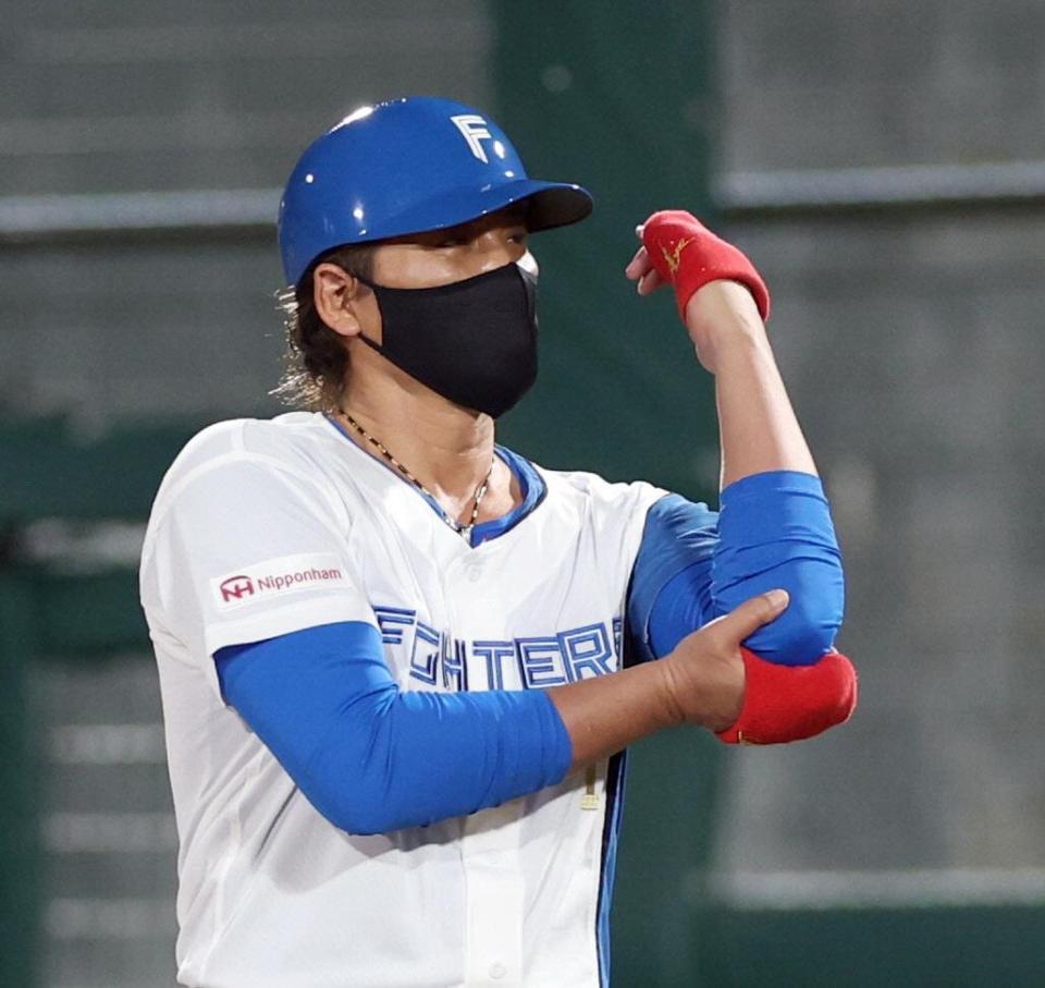 ４回、サインを出すしぐさを見せる新庄監督