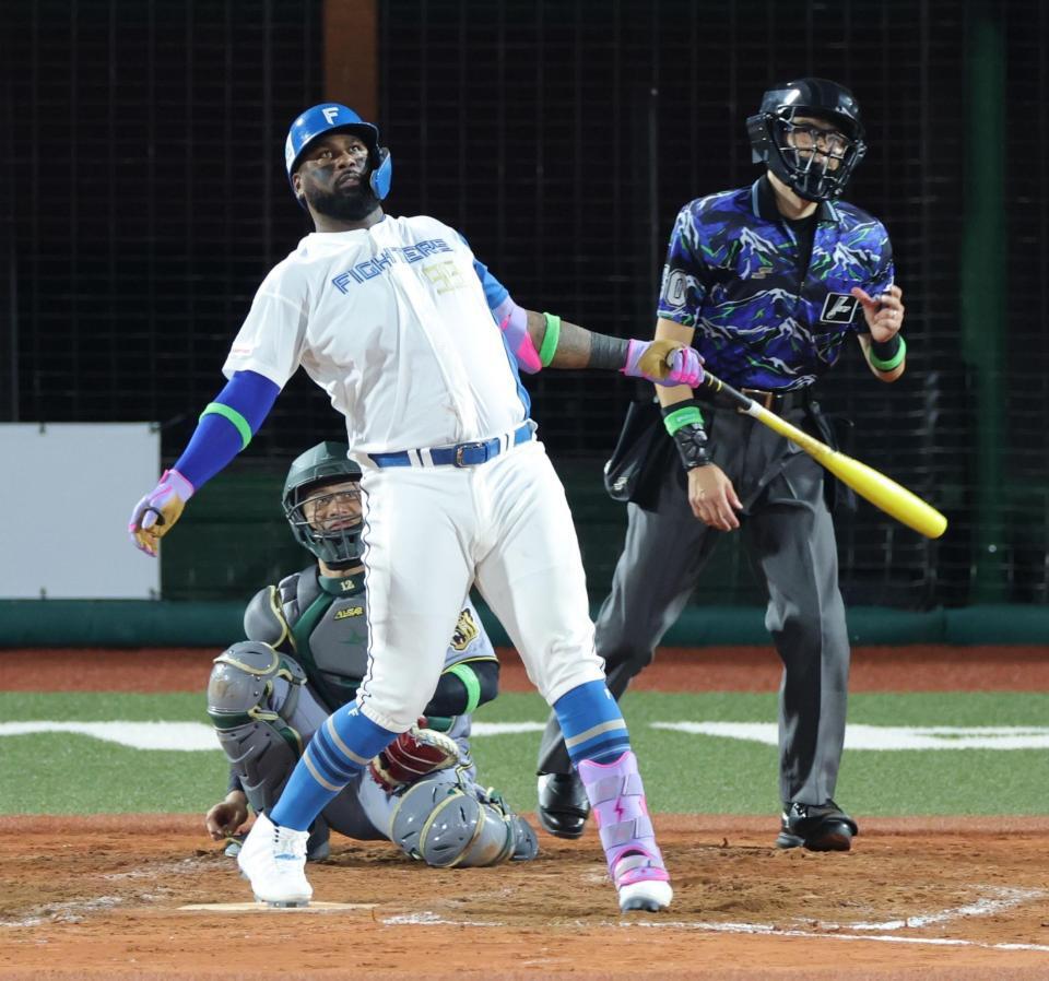 ５回、左越えにソロを放つレイエス（撮影・西岡正）