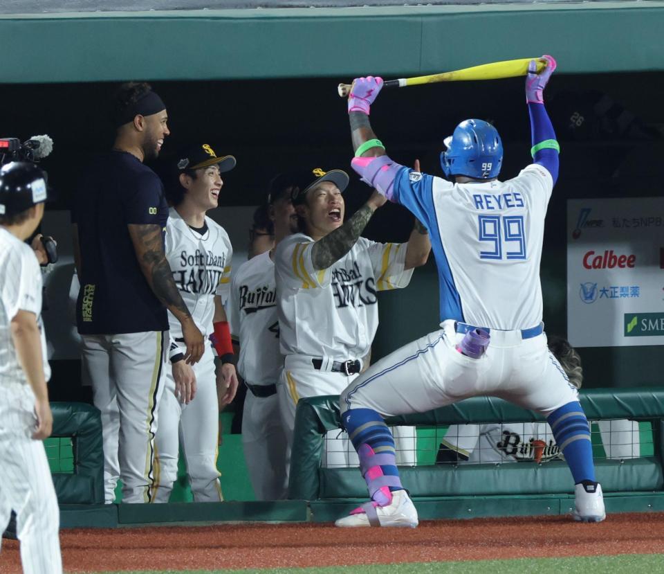 ５回、ソロを放ち、ベンチ前でポーズを決めるレイエス（撮影・西岡正）