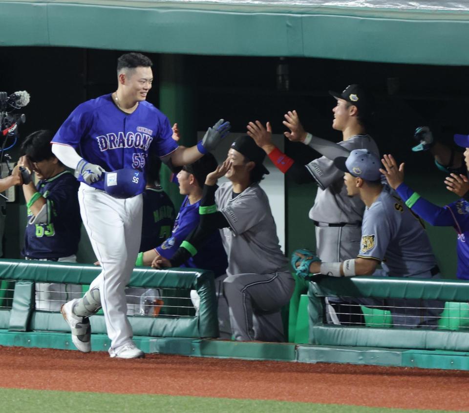 ６回、２ランを放ち、ナインとタッチを交わす細川（撮影・西岡正）