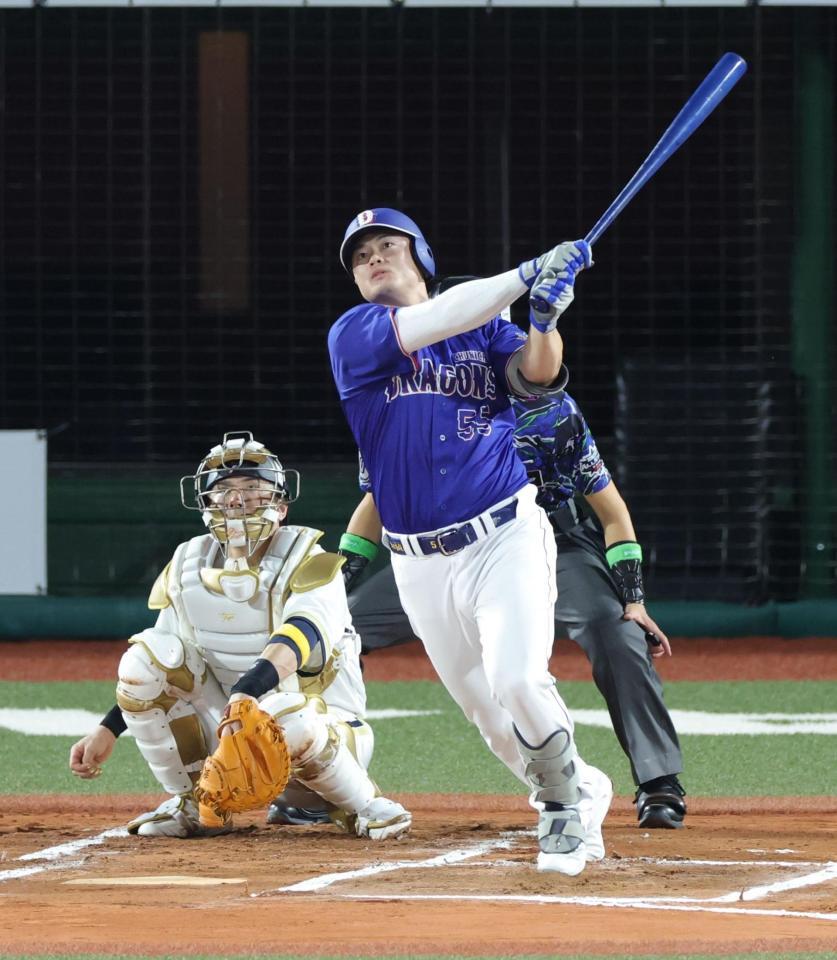 ６回、中越えに２ランを放つ細川（撮影・西岡正）