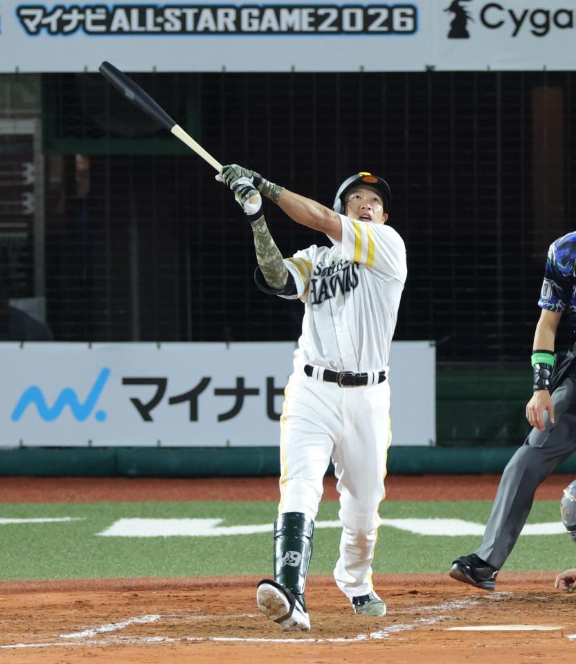 ３回、左越えに逆転３ランを放つ柳田（撮影・西岡正）