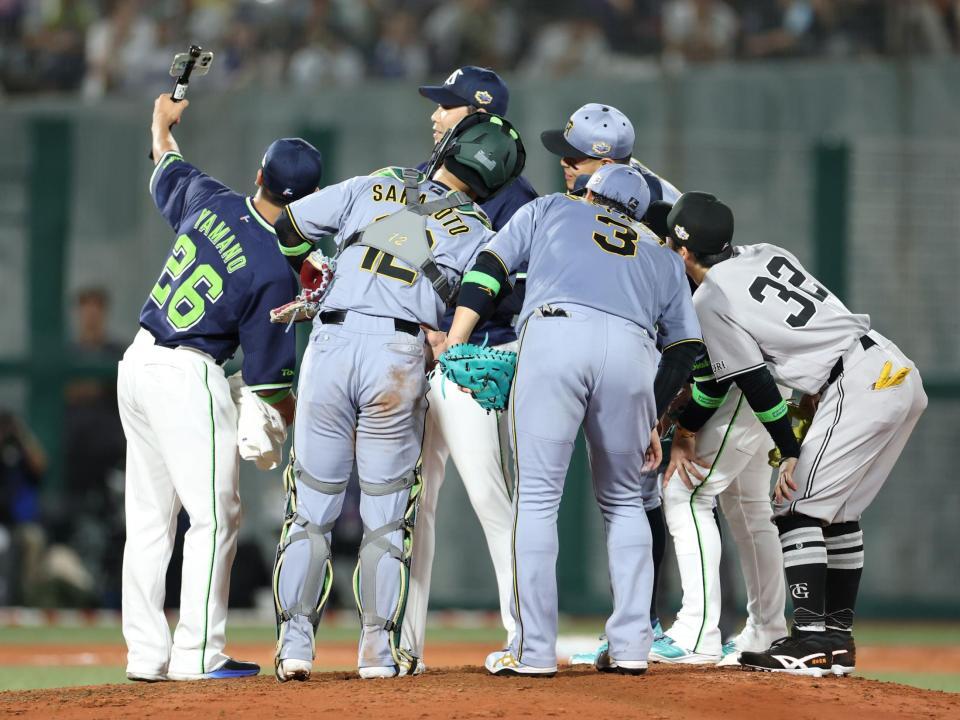 ４回、マウンドで自撮りする山野（左）らセ・リーグナイン（撮影・伊藤笙子）