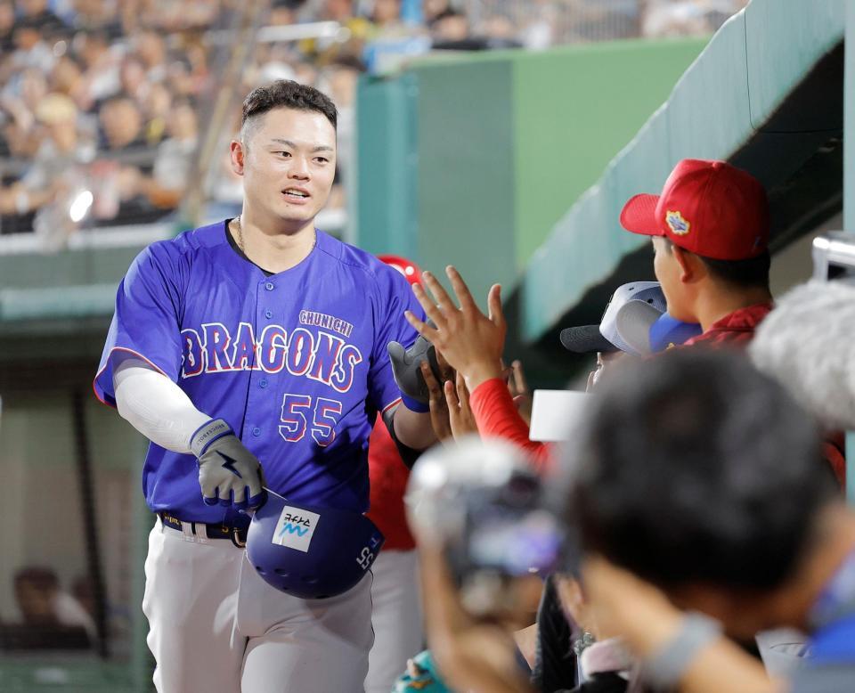 ６回、逆転２ランを放ちナインとタッチを交わす細川（撮影・西田忠信）